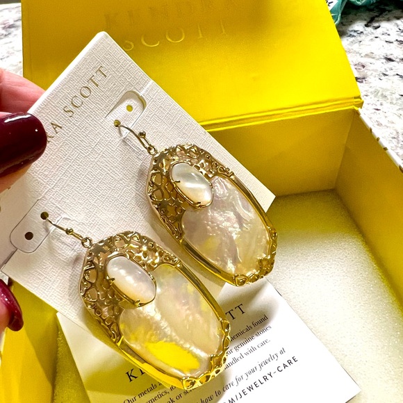 NWOT Kendra Scott Deva Earrings Ivory Pearl & Yellow Gold Pristinely PERFECT! - Picture 3 of 6
